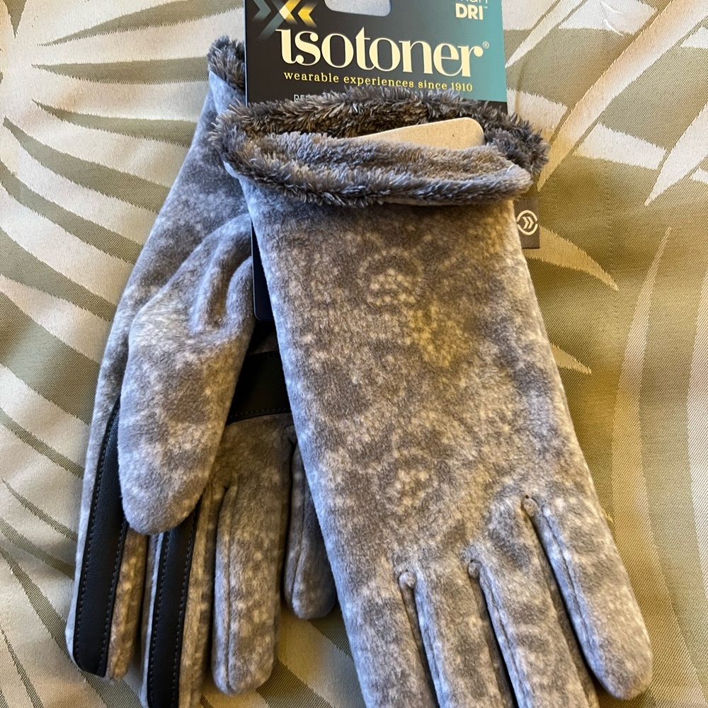 Isotoner Women's Fuzzy Gray Gloves - ONE SIZE FITS ALL - NEW-NEVER WORN